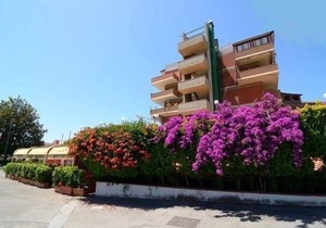 Seafront 2-Rooms Apartment With Perfect View Over the Sea and Etna