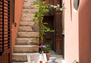 the flowered courtyard srl