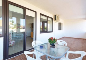 These 6 recently built, simply furnished apartments are located about 300m from the sea.
