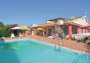 These 6 recently built, simply furnished apartments are located about 300m from the sea.
