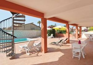 These 6 recently built, simply furnished apartments are located about 300m from the sea.