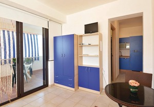 These 6 recently built, simply furnished apartments are located about 300m from the sea.