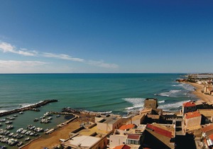 These 6 recently built, simply furnished apartments are located about 300m from the sea.