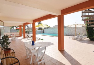 These 6 recently built, simply furnished apartments are located about 300m from the sea.