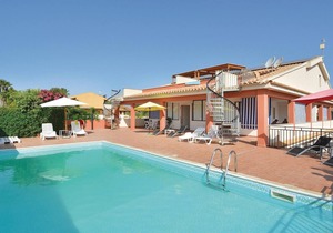 These 6 recently built, simply furnished apartments are located about 300m from the sea.