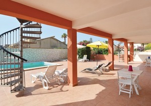 These 6 recently built, simply furnished apartments are located about 300m from the sea.