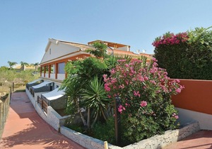These 6 recently built, simply furnished apartments are located about 300m from the sea.