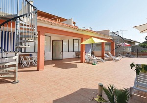 These 6 recently built, simply furnished apartments are located about 300m from the sea.