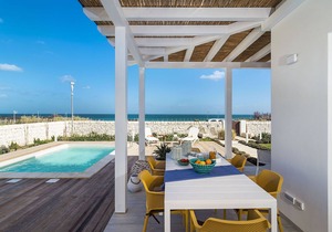 Timo, Villa for 6 People on the Sea with Pool and Jacuzzi
