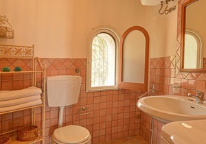 Welcome to this apartment with sea view, located just 100 meters from the beach of Portopalo di Menf