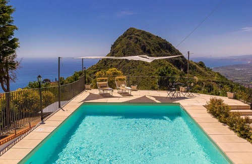 Castelmola House | 150 m² House ∙ 4 bedrooms ∙ 10 guests