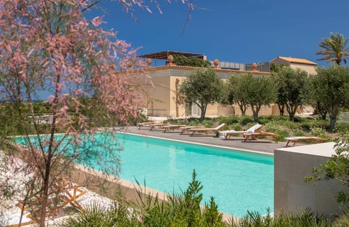 Noto Villa | 250 m² Villa ∙ 6 bedrooms ∙ 12 guests