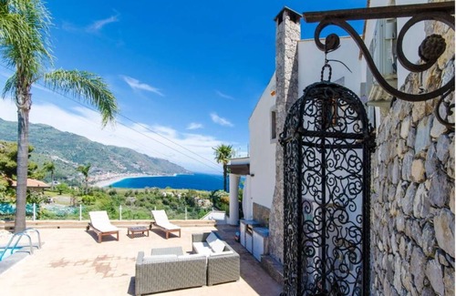 Taormina Villa | 287 m² Villa ∙ 8 bedrooms ∙ 16 guests