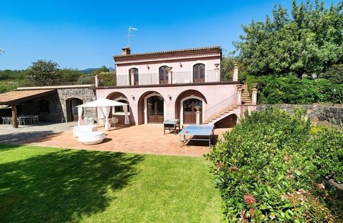Milo Villa | 3 bedroom Villa rental near Catania Sicily with private pool and airconditioning