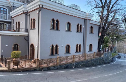 Zafferana Etnea Villa | 300 m² Villa ∙ 5 bedrooms ∙ 12 guests