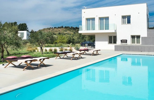 Avola Villa | 300 m² Villa ∙ 5 bedrooms ∙ 9 guests