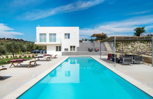 Avola Villa | 300 m² Villa ∙ 5 bedrooms ∙ 9 guests