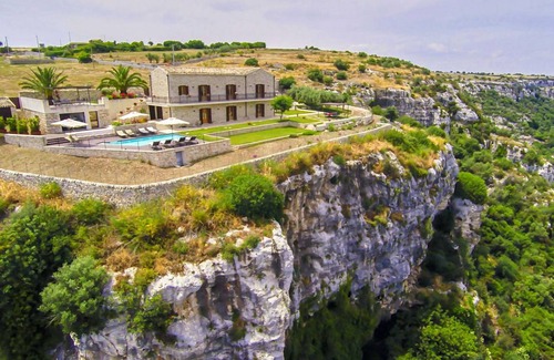 Modica Villa | 300 m² Villa ∙ 7 bedrooms ∙ 16 guests