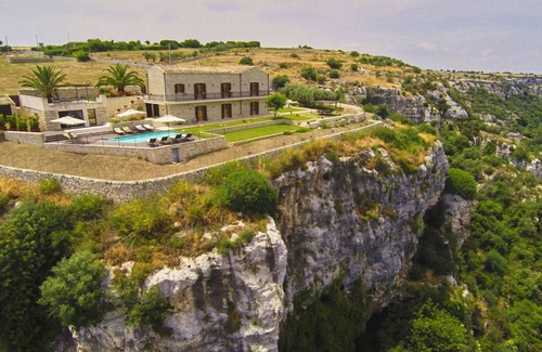 Modica Villa | 300 m² Villa ∙ 7 bedrooms ∙ 16 guests