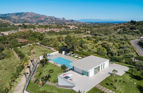 Calatabiano Villa | 400 m² Villa ∙ 7 bedrooms ∙ 14 guests