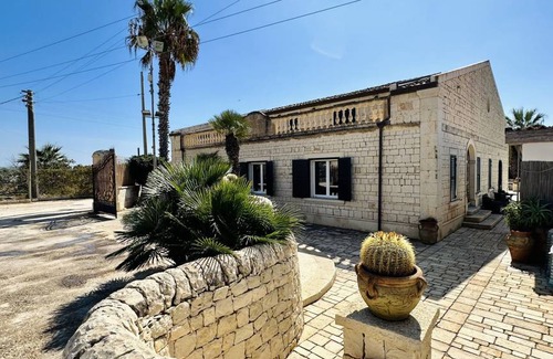 Donnalucata Villa | 400 m² Villa ∙ 7 bedrooms ∙ 16 guests