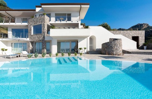 Giardini Naxos Villa | 600 m² Villa ∙ 10 bedrooms ∙ 20 guests
