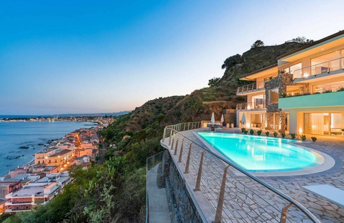 Giardini Naxos Villa | 600 m² Villa ∙ 10 bedrooms ∙ 20 guests