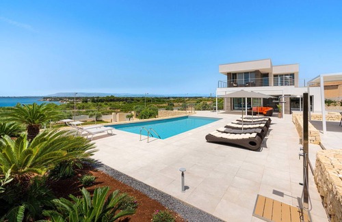 Syracuse Villa | 600 m² Villa ∙ 6 bedrooms ∙ 12 guests