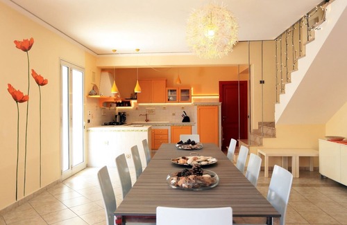 Marina di Ragusa Apartment | Apartment 'Athena In Villa' with Shared Pool, Wi-Fi and Air Conditioning