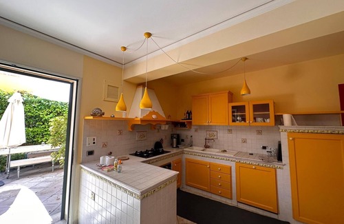 Marina di Ragusa Apartment | Apartment 'Athena In Villa' with Shared Pool, Wi-Fi and Air Conditioning