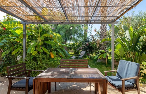 Donnalucata Apartment | Apartment 'Ficomoro Residence' with swimming pool, garden, A/C and Wi-Fi