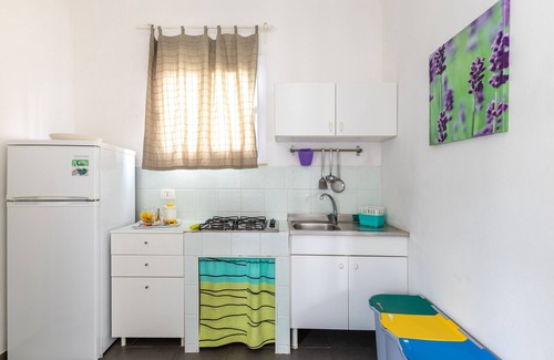 Punta Braccetto Apartment | Apartment 'Ibiscus' with Private Terrace, Wi-Fi and Air Conditioning