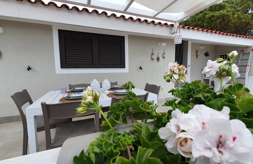 Gallina Apartment | Apartment in villa a stone's throw from the sea Up