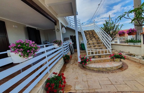 Gallina Apartment | Apartment in villa a stone's throw from the sea Up