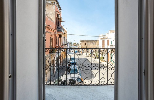 Isola delle Femmine Apartment | Apartment 'Matilde' with Shared Terrace, Wi-Fi and Air Conditioning