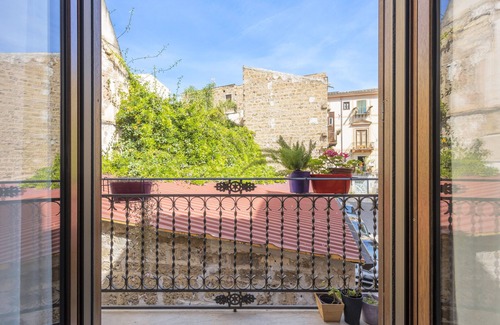 Kalsa Apartment | Apartment 'Mau House 44' with Private Terrace, Wi-Fi and Air Conditioning