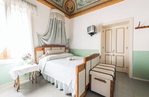 Leni Bed & Breakfast | B&B Villa Pittorino: Giuliana Room in Salina cir 19083037C100309