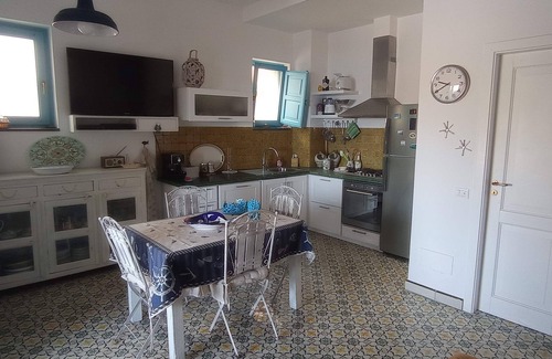 Lingua House | CARAEDO HOUSE - just steps from the sea