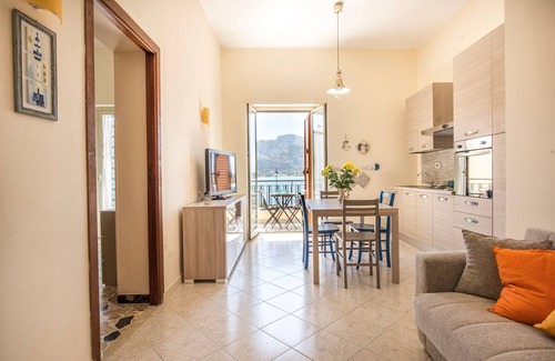 Mondello Apartment | Casetta vista mare in piazza a Mondello by Wonderful Italy