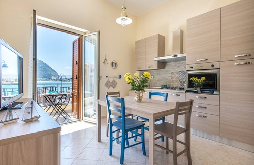 Mondello Apartment | Casetta vista mare in piazza a Mondello by Wonderful Italy