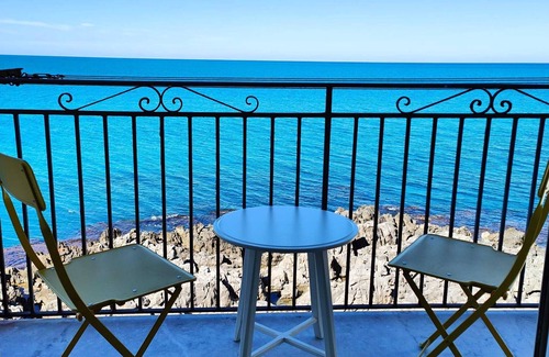 Old Town House | Central Room With Balcony And Amazing Sea View