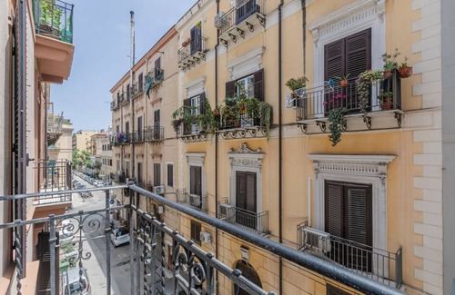 Palermo Apartment | City Center Roomy&Bright Apartment x7! Free WI-FI