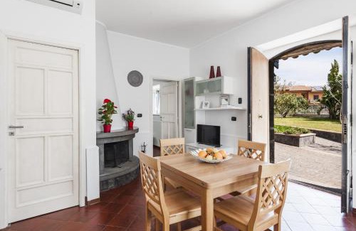 Picanello-Ognina-Barriera-Canalicchio Apartment | City Cottage with Garden & Pool by Wonderful Italy