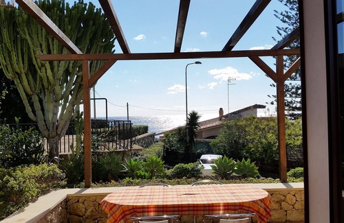 Fontane Bianche Villa | Family Villa By The Beach With a Big Garden, Sea Views and Private Parking
