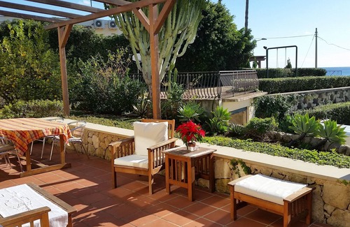 Fontane Bianche Villa | Family Villa By The Beach With a Big Garden, Sea Views and Private Parking