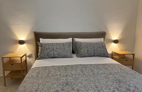 Albergheria House | Historic Central Balcony Rooms & Apartment on Via Maqueda