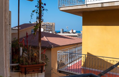 Trabia House | Holiday Home 'A Casa Di Manu' with Sea View, Terrace & Balcony
