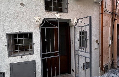 Pantelleria House | Holiday Home 'Dammuso Cristoforo Colombo' with Wi-Fi and Air Conditioning