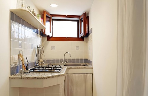 Tracino House | Holiday Home 'Terra E Mare' with Sea View, Shared Terrace and Air Conditioning