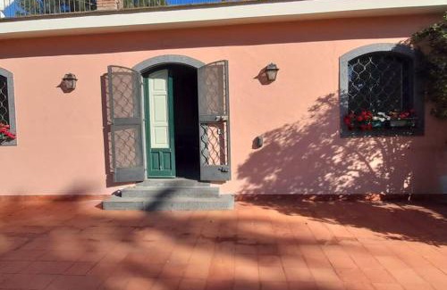 Mascalucia Apartment | La Casetta Rosa alloggio indipendente, four beds